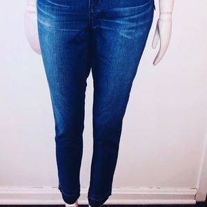 Michael Kors mid-rise skinny jeans
SZ 8